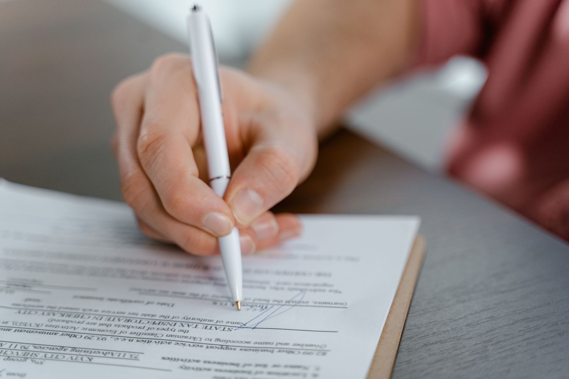 Contrat posé sur un bureau avec un stylo, avant de faire appel à une remplaçante en cabinet libéral
