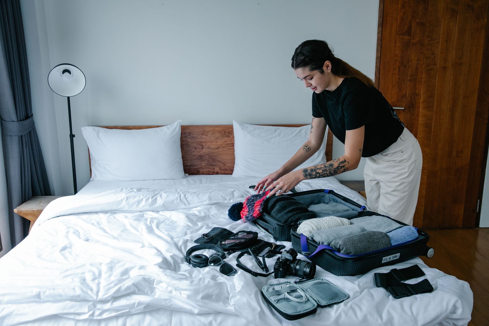 Valise préparée sur un lit, au moment de réserver des vacances d'été quand on est soignante libérale